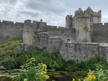 Cahir Şatosu, İrlanda 'nın en eski ortaçağ kalelerinden biri.