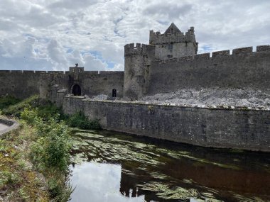 Cahir Şatosu, İrlanda 'nın en eski ortaçağ kalelerinden biri.