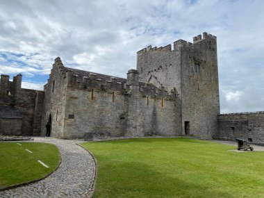 Cahir Şatosu, İrlanda 'nın en eski ortaçağ kalelerinden biri.