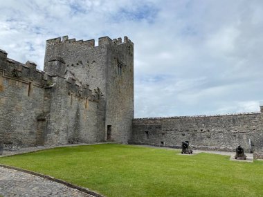 Cahir Şatosu, İrlanda 'nın en eski ortaçağ kalelerinden biri.