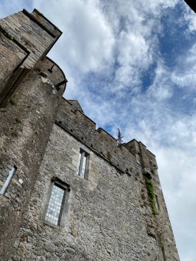 Cahir Şatosu, İrlanda 'nın en eski ortaçağ kalelerinden biri.
