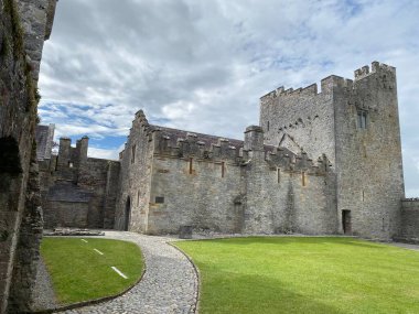 Cahir Şatosu, İrlanda 'nın en eski ortaçağ kalelerinden biri.