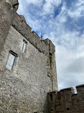 Cahir Şatosu, İrlanda 'nın en eski ortaçağ kalelerinden biri.
