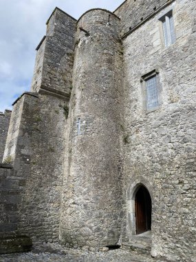 Cahir Şatosu, İrlanda 'nın en eski ortaçağ kalelerinden biri.