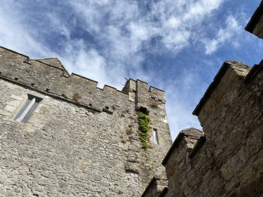 Cahir Şatosu, İrlanda 'nın en eski ortaçağ kalelerinden biri.