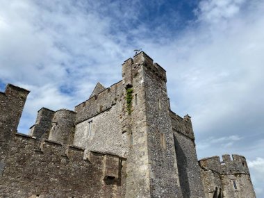 Cahir Şatosu, İrlanda 'nın en eski ortaçağ kalelerinden biri.