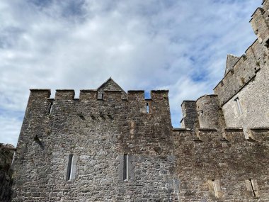 Cahir Şatosu, İrlanda 'nın en eski ortaçağ kalelerinden biri.