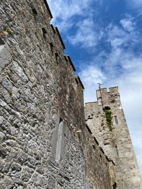Cahir Şatosu, İrlanda 'nın en eski ortaçağ kalelerinden biri.