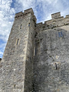Cahir Şatosu, İrlanda 'nın en eski ortaçağ kalelerinden biri.