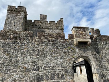 Cahir Şatosu, İrlanda 'nın en eski ortaçağ kalelerinden biri.