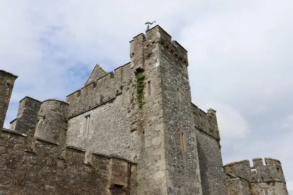 Cahir Şatosu, İrlanda 'nın en eski ortaçağ kalelerinden biri.