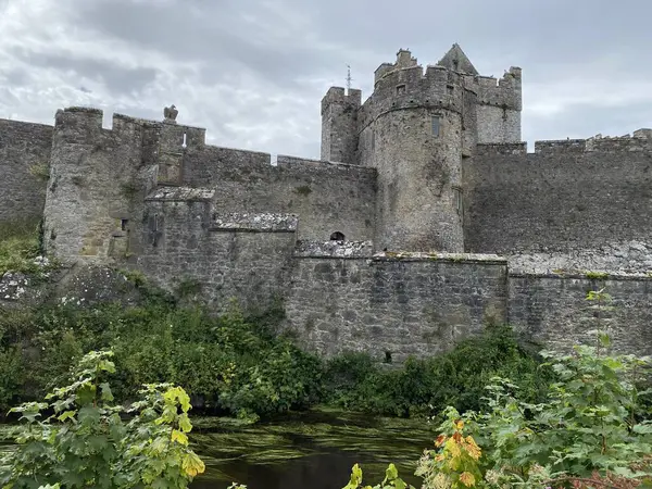 Cahir Şatosu, İrlanda 'nın en eski ortaçağ kalelerinden biri.