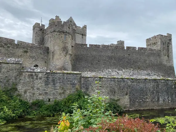 Cahir Şatosu, İrlanda 'nın en eski ortaçağ kalelerinden biri.