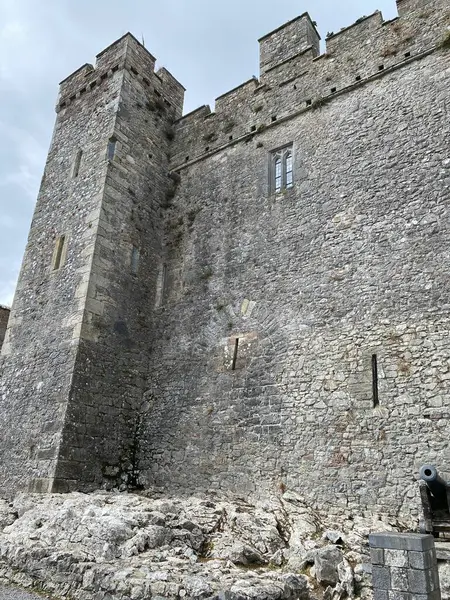 Cahir Şatosu, İrlanda 'nın en eski ortaçağ kalelerinden biri.