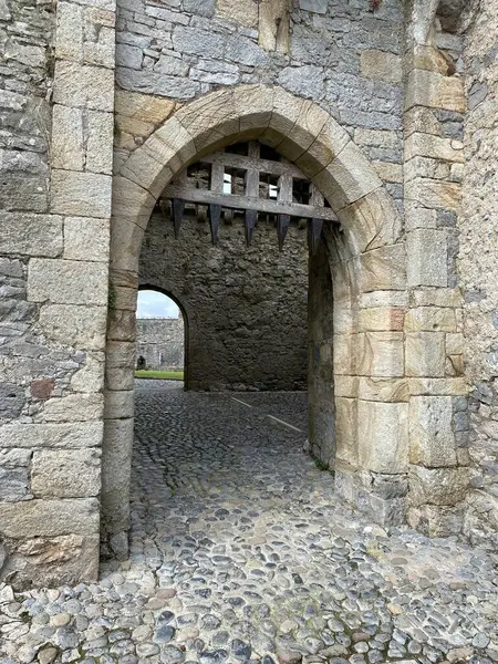 Cahir Şatosu, İrlanda 'nın en eski ortaçağ kalelerinden biri.