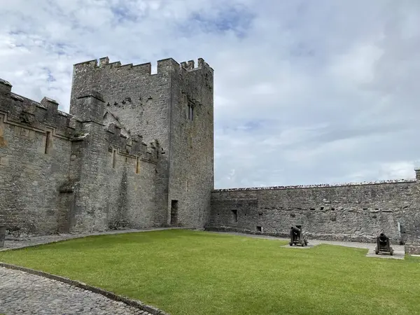 Cahir Şatosu, İrlanda 'nın en eski ortaçağ kalelerinden biri.