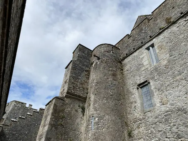 Cahir Şatosu, İrlanda 'nın en eski ortaçağ kalelerinden biri.