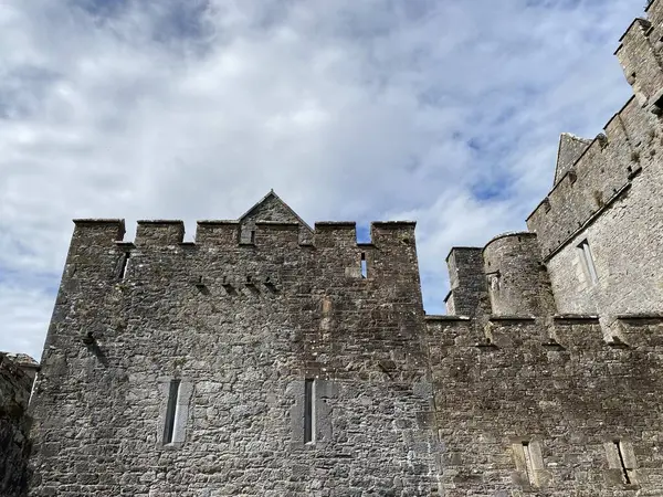 Cahir Şatosu, İrlanda 'nın en eski ortaçağ kalelerinden biri.