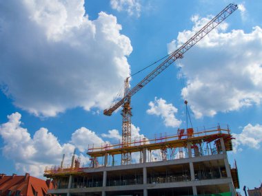 Yeni bir binanın inşaatı. Yapı vinci