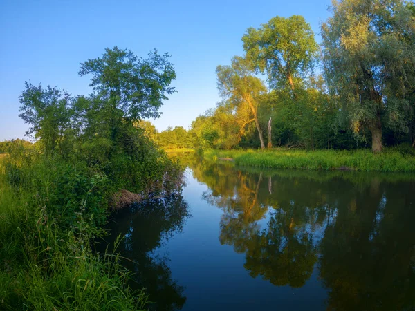 Wieczór Nad Brzegiem Rzeki — Zdjęcie stockowe