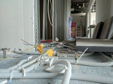 Yerdeki koruyucu tüplere elektrik kabloları kurulumu