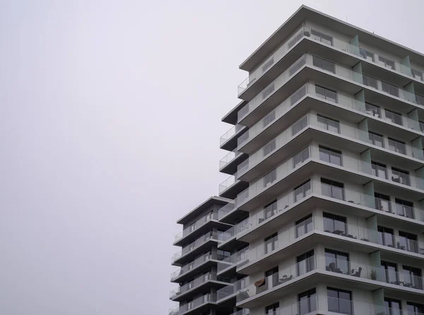 Gökyüzüne karşı modern gökdelenler.
