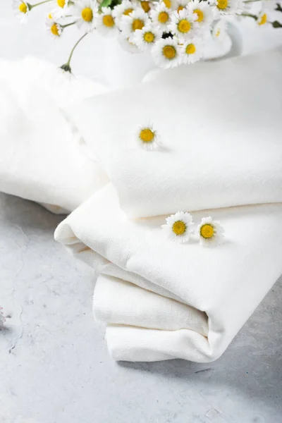 野生のデイジーの花と白いリネンのテーブルクロス 選択的なフォーカスイメージと居心地の良い家の装飾の概念 — ストック写真