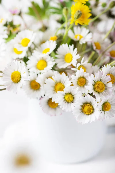 白いテーブルの上の野生のデイジーの花の閉じる 選択的な焦点画像 — ストック写真
