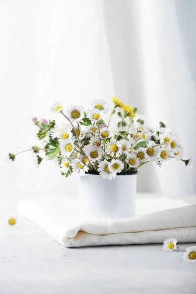 Fogalom Hangulatos Otthoni Dekoráció Vad Százszorszép Virágok Fehér Vászon Terítő Stock Fotó