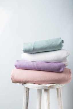 Dikiş konsepti: farklı pastel renklerde keten kumaş, seçici odak resmi