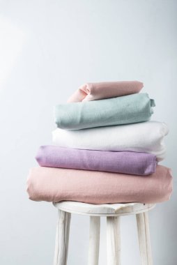 Dikiş konsepti: farklı pastel renklerde keten kumaş, seçici odak resmi