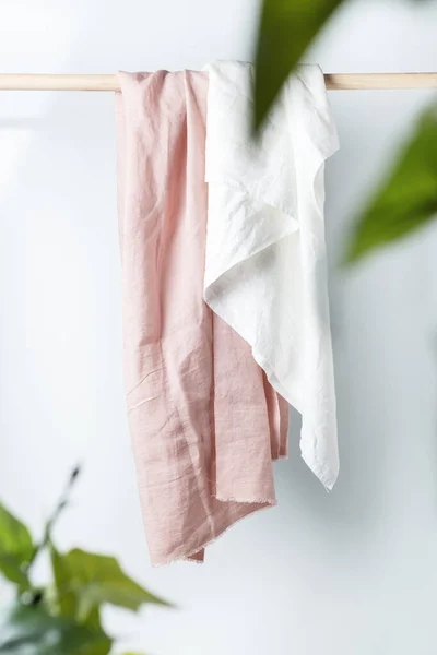 缝纫概念 粉色和白色亚麻布织物 有选择的焦点图像 — 图库照片