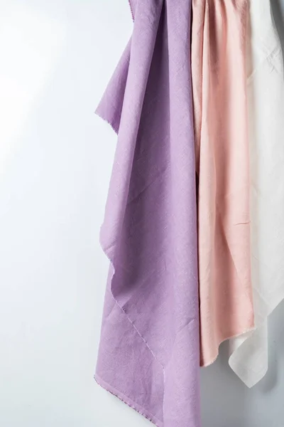 縫製のコンセプト 異なる色のリネン生地 選択的な焦点画像 — ストック写真