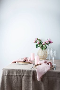 Bej renkli keten masa örtüsü ve şakayıklı, seçici odak resmi olan zarif bir masa.