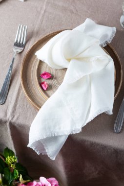Beyaz renkli keten masa örtüsü ve ortanca ile zarif masa, seçici odak resmi