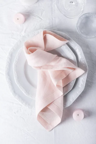 Tovaglioli Lino Rosa Sul Tavolo Bianco Immagine Messa Fuoco Selettiva — Foto Stock