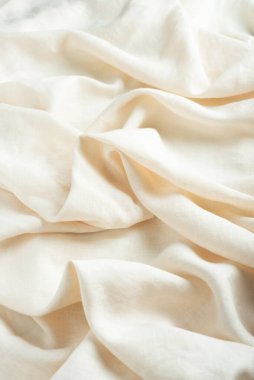 Dikiş konsepti: krem rengi taşlanmış keten kumaş