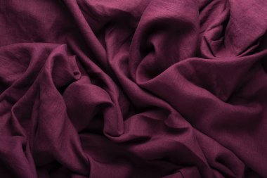 Koyu bordo renginde doğal keten kumaş, tepeden tırnağa görünüm