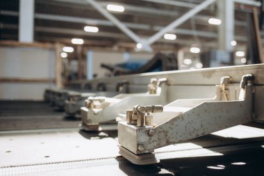 Üretim bir pencere bölmesi için konveyör bant. Endüstri/sanayii donatımı. Arka plan