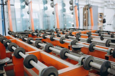 Üretim bir pencere bölmesi için konveyör bant. Endüstri/sanayii donatımı. Arka plan