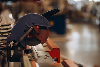 Elle çalışan işçi PVC kapı ve pencereleri birleştiriyor. Alüminyum ve PVC pencere ve kapı üretim fabrikası.