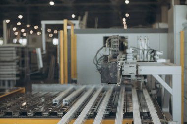 Üretim bir pencere bölmesi için konveyör bant. Endüstri/sanayii donatımı. Arka plan