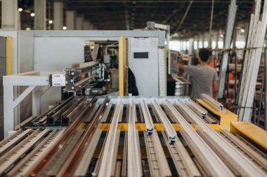 Üretim bir pencere bölmesi için konveyör bant. Endüstri/sanayii donatımı. Arka plan