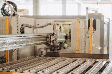 Üretim bir pencere bölmesi için konveyör bant. Endüstri/sanayii donatımı. Arka plan