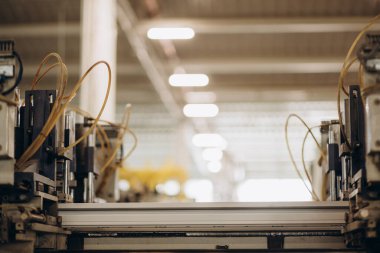 PVC pencere ve kapı bölümleri için otomatik köşe temizleme makinesi