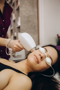 genç kadının lazer saç kaldırma epilasyon yüzüne salonda alma kısmi görünümü