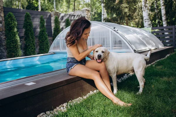 Жінка Розслабляється Біля Басейну Милою Собакою — стокове фото