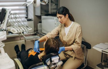 Kadın dişçi diş diş sandalye erkek hastada için sondaj