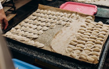 Taşıyıcı hat sistemi ile otomatik doldurulmuş hamur köftesi yapma makinesi.