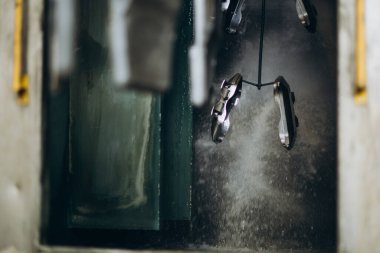 Bir adam sokak aydınlatması için bir detay çizer. Fabrikadaki sokak aydınlatma üreticisi.